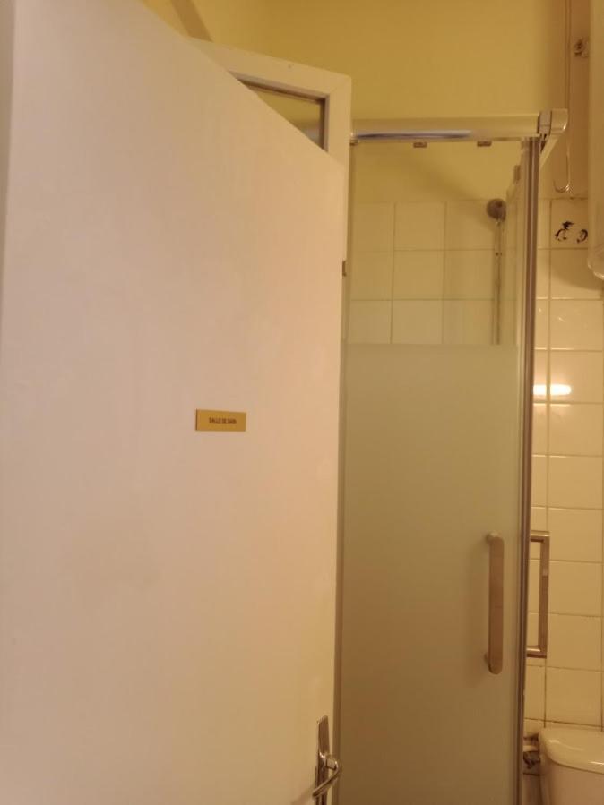 Petite Maison Avec Cour Dans Les Beaux Quartiers-Vous Faites Le Menage- Very Good Prices For T-H-E Location But You Have To Clea-N Th-E Flat Apartment Paris Luaran gambar